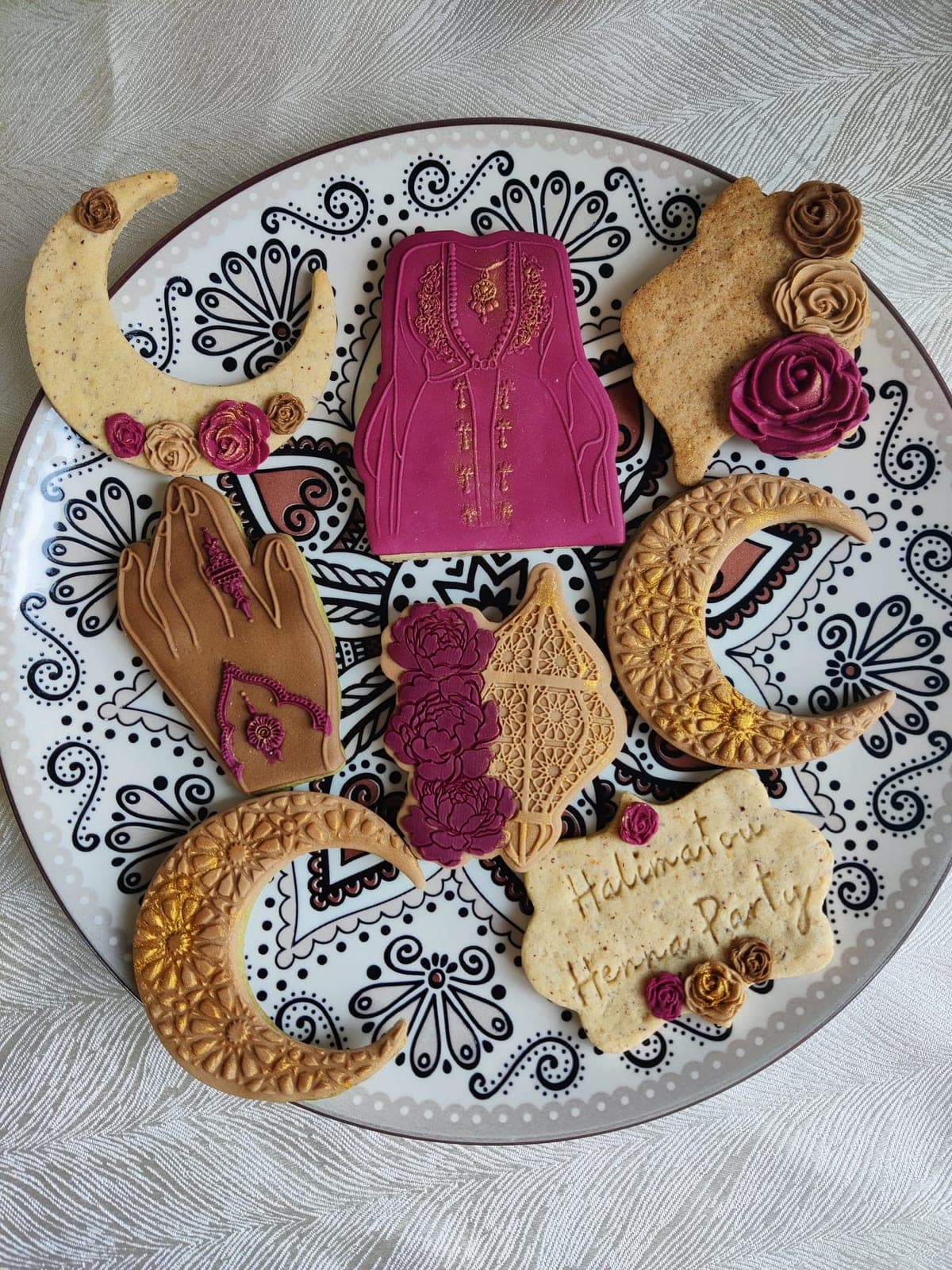 Biscuits décorés pour une soirée henné, lunes dorées et caftan en pâte à sucre